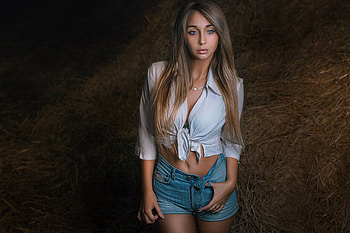 Dark Barn, hay, cowgirls, barn, blondes, dark HD wallpaper