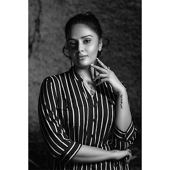 Sreemukhi, head, Telugu actress, hair, bnw HD phone wallpaper