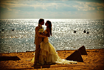 Love, sunlight, sunrise, beach, valentine, reflection, sands, water, sun, ocean, sunshine, sea, man, lovers, woman, wedding, hug, clouds, sky, kiss, bride HD wallpaper