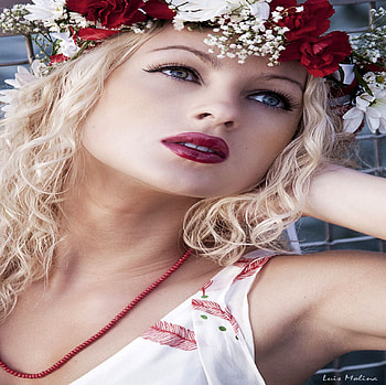 BEAUTY WITH FLOWERS, model, blond, red, eyes, lips, flowers, headcovered, woman HD wallpaper