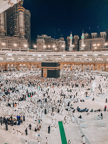 A breathtaking evening shot of the Kaaba at Masjid al-Haram in Mecca, filled with worshippers. HD phone wallpaper
