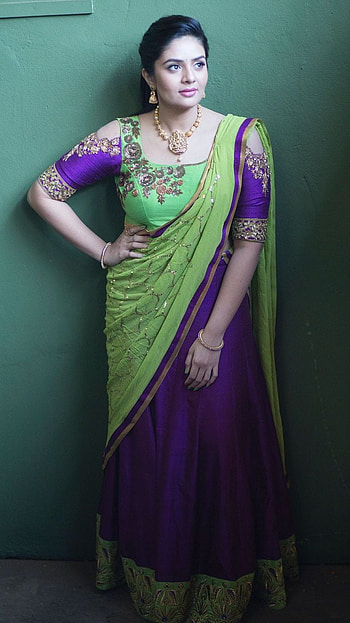 Sreemukhi, telugu actress, saree lover HD phone wallpaper