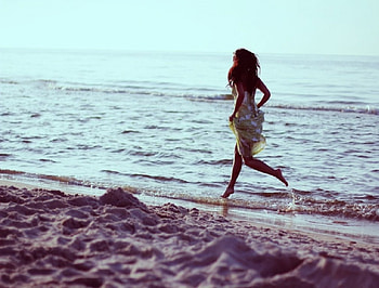 Sea Wind, footprints, sea, sand, running, beauty, wind, waves, women, sky, ocean HD wallpaper
