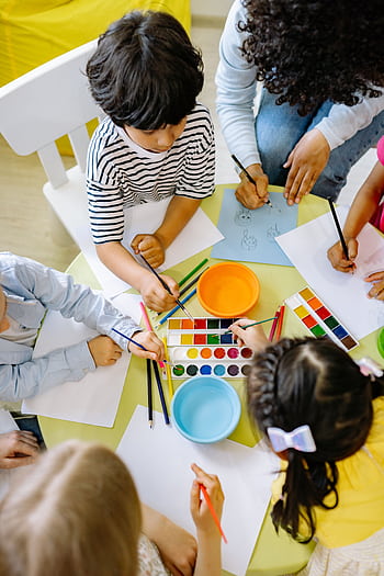Top view of children painting with watercolors at a preschool art class. HD phone wallpaper