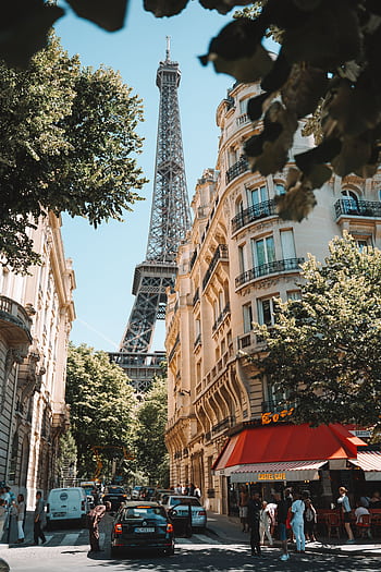 A que Paris street scene featuring the Eiffel Tower with bustling cafes and people. HD phone wallpaper