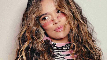 Karol G, Atrevido corsatilde, Sensuales pasos, Fans HD wallpaper