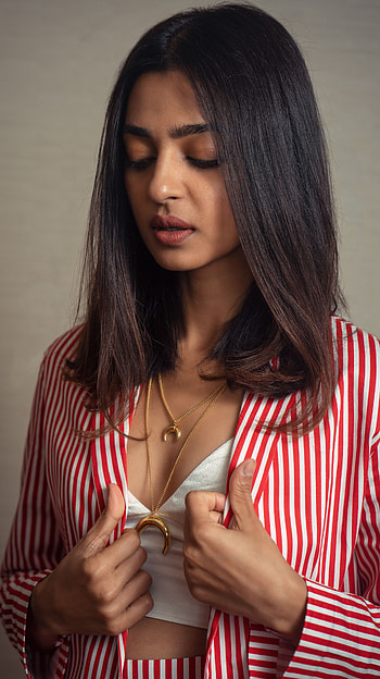 Radhika Apte, bollywood actress, cleavage HD phone wallpaper
