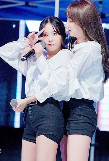 WJSN (Cosmic Girls), Luda's captivating pics, K-pop visuals, Luda's allure HD phone wallpaper
