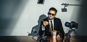 Casey Neistat With Camera, casey-neistat, male-celebrities, boys HD wallpaper