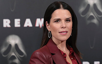 Neve Campbell, Bear attack incident, Movie industry dangers, Variety magazine HD wallpaper
