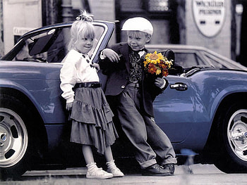 Young Love, boy, car, date, flowers, girl HD wallpaper