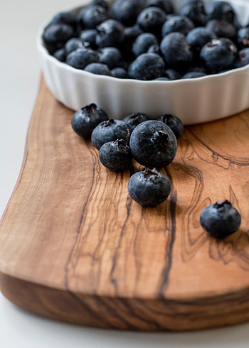 Food, Bilberries, Berries, Wood, Wooden, Fruit HD phone wallpaper