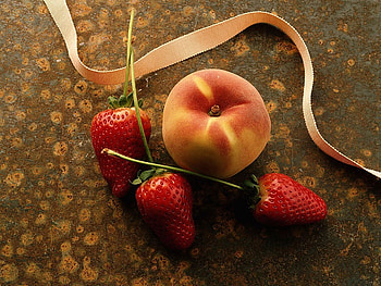 Strawberry and peach, strawberry, peach, red, hot, nature HD wallpaper