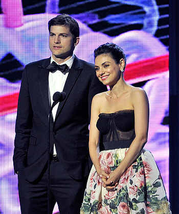 Ashton Kutcher, Mila Kunis couple, Jimmy Fallon laughter, Celebrity fun HD phone wallpaper