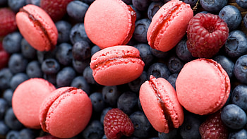 Blueberries and raspberry, Macarons HD wallpaper