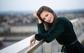 Cute Girl Smiling Looking At Viewer , girls, model HD wallpaper