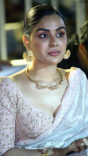 Samyukta Menon, telugu movie launch HD phone wallpaper