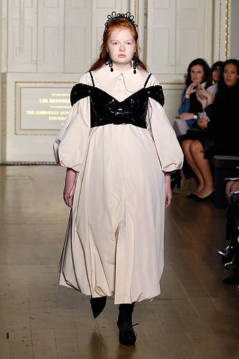 Simone Rocha, Chloe Sevigny, Diverse catwalk show, Glorious fashion HD phone wallpaper