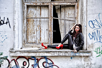 Brunette in Black Leather, leather, model, window, brunette, high heels HD wallpaper