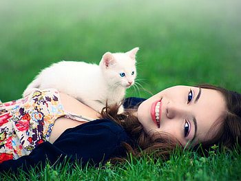 My lovely cat, animal, smiling, brunette, smile, girl, cat, grass, white cat, love, green, lovely HD wallpaper