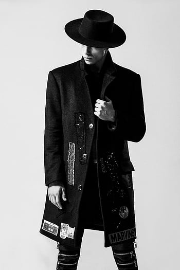 Stylish man in black outfit and wide-brim hat striking a pose. HD phone wallpaper