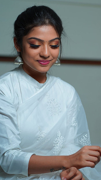 Varsha bollamma, telugu actress, saree beauty HD phone wallpaper
