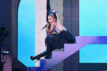 2018, beautiful, stair, sit, Ariana Grande, concert HD wallpaper
