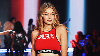Gigi Hadid, fashion show, ramp walk, super-model HD wallpaper