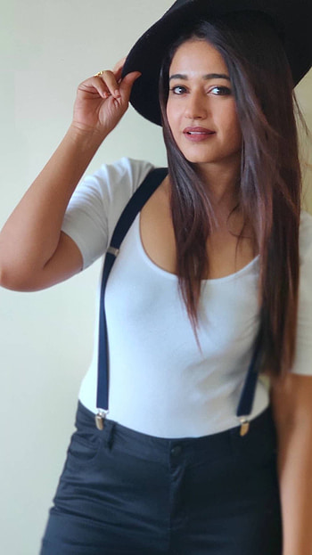 Poonam Bajwa, multilingual actress, sexy gorgeous HD phone wallpaper