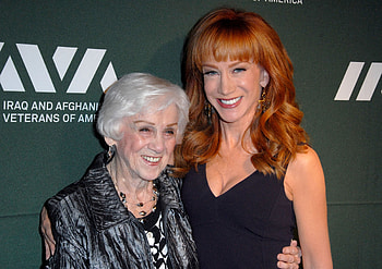 Kathy Griffin, TV celebrity, Mother's dementia, Revealing struggles HD wallpaper