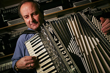 Accordion store is, Main squeeze star, Squeeze star tribune, Star tribune accordion HD wallpaper