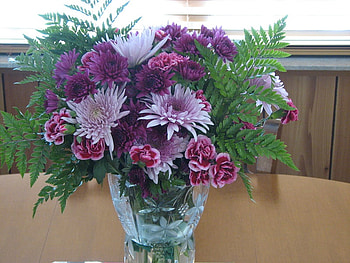 flower arrangement with vase, purple, pink, pretty, green, glass, nature, living HD wallpaper