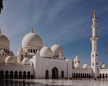 Spectacular view of the Sheikh Zayed Grand Mosque in Abu Dhabi, showcasing its stunning domes and elegant minaret under a clear blue sky. HD wallpaper