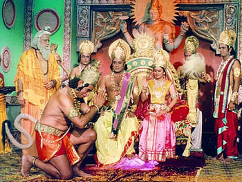In : Arun Govil watches Ramayan with his family HD wallpaper