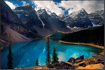 Mountain lake, blue sky, snow peaks, cliffs, clouds, trees, mountains, rocks, lake HD wallpaper