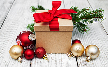 Christmas gift, red silk bow, red ribbons, Merry Christmas, Happy New Year, Red Christmas balls HD wallpaper