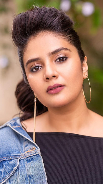 Sreemukhi, tell, anchor, telugu actress HD phone wallpaper