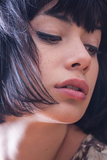Close-up portrait showcasing the elegance and style of a brunette woman with makeup. HD phone wallpaper