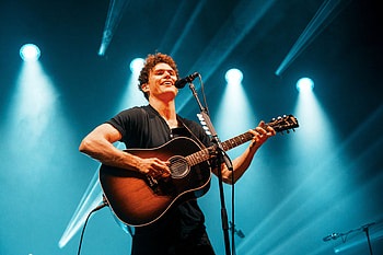 Vance Joy (Music), Live performance, Enchanting venue, Captivated audience HD wallpaper