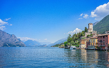 Lake Garda allure, Italian getaway, Scenic views, Holiday dream HD wallpaper
