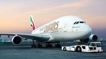 Emirates financial loss, Aviation industry challenges, Market analysis, Business news HD wallpaper