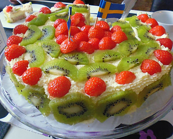 Cake with Strawberries and Kiwi, Fruit, Food, Cake, Sweden, Nature, Desserts HD wallpaper
