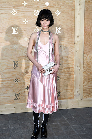 Bae Doona's fashion, Celebrity outfits, Style inspiration, Celebmafia's fashion coverage HD phone wallpaper