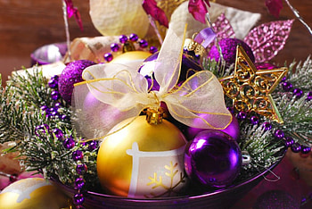 Christmas Decorations, table, beads, ribbon, christmas, ornaments, decorations, stars, garland HD wallpaper