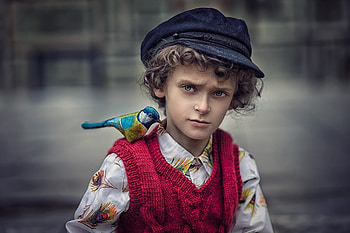 Little boy, bird, boy, red, pasare, hat, child, copil, little HD wallpaper