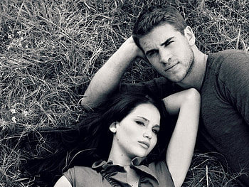 Jennifer Lawrence and Liam Hemsworth, white, black, man, bw, girl, Liam Hemsworth, woman, Jennifer Lawrence, hunger games, movie, actor, couple HD wallpaper