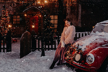 Christmas Spirit Women Posing On car, girl, women, smile, snow HD wallpaper