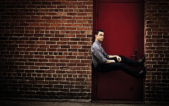 Joseph Gordon-Levitt, Red door, Brick wall, High-quality HD wallpaper