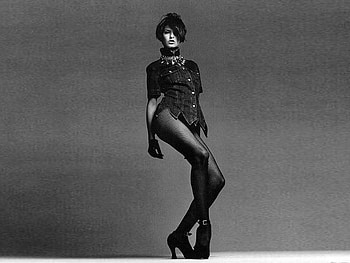 Linda Evangelista - dancing, linda evangelista, elagant, graphy, femininity, supermodel, jeans, beauty, famous, celebrity, 90s, dancing, classy, black and white, lips, sensual, sexy, high heels, brunette, bw, gloves, beautiful, woman, star, fashion, pretty, fishnets, face, chic, stockings, legs HD wallpaper