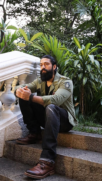 Kgf Hero, Sitting On Stairs HD phone wallpaper